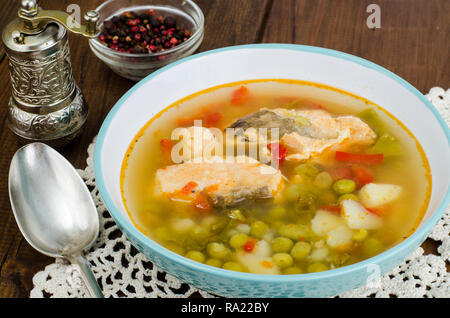 Schüssel mit Lachs Suppe und frisches Gemüse. Studio Foto Stockfoto