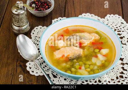 Schüssel mit Lachs Suppe und frisches Gemüse. Studio Foto Stockfoto