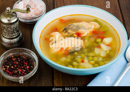 Schüssel mit Lachs Suppe und frisches Gemüse. Studio Foto Stockfoto