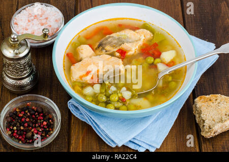 Schüssel mit Lachs Suppe und frisches Gemüse. Studio Foto Stockfoto