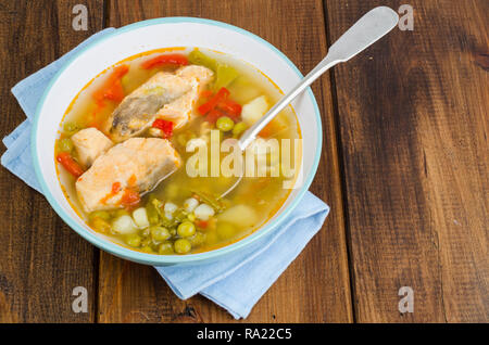 Schüssel mit Lachs Suppe und frisches Gemüse. Studio Foto Stockfoto