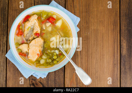 Schüssel mit Lachs Suppe und frisches Gemüse. Studio Foto Stockfoto