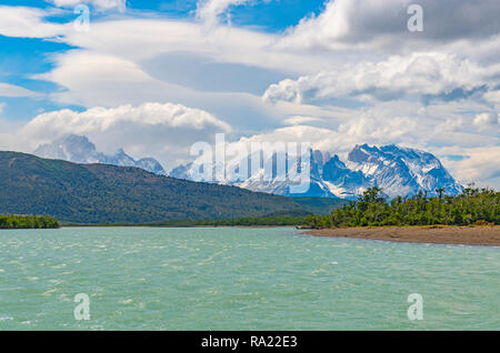 Die Spitzen der Paine Grande, Cuernos und Torres del Paine von der Serrano Flusses, Torres del Paine National Park in der Nähe von Puerto Natales, Patagonien, Chile Stockfoto