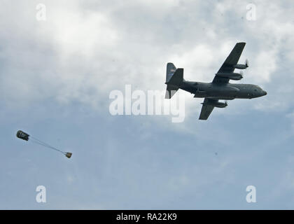 Eine C-130 Hercules Flugzeuge aus der 94th Airlift Wing führt eine Airdrop in Youngstown Luft finden Station, 9. August 2018. Das AIRDROP war Teil einer Drop Konkurrenz, die die Antenne 908th Squadron, 700 als und 757Th als nahmen an während der Tac-Woche. (U.S. Air Force Foto: Staff Sgt. Meilen Wilson) Stockfoto