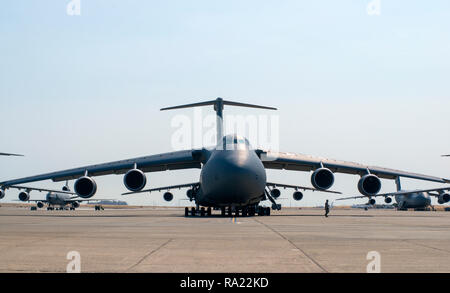 Eine Crew Chief vom 349 Aircraft Maintenance Squadron führt eine abschließende Prüfung auf einer C-5 M Super Galaxy am 12.08.11, 2018, bei Travis Air Force Base, Calif. Der 349. und 60. AMXS zusammen arbeiten von Luftfahrzeugen, die in einem nahtlose Active Duty zu starten und Air Force Reserve Integration. (U.S. Air Force Foto/Staff Sgt. Daniel Phelps) Stockfoto