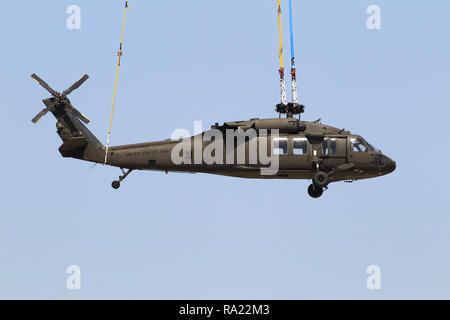 Ein Kalifornien Army National Guard UH-60 Black Hawk Helikopter ist auf den Boden von einem CH-47 Chinook Hubschrauber F am Ende einer Fähre Flug zu einem Maintenance Facility bei Joint Forces, Los Alamitos, Kalifornien, 10. Juli 2018 gesenkt. Der Black Hawk erforderliche Wartung während eines Training Mission in einer abgelegenen Gegend von Fahrzeugen nicht zugänglich. (U.S. Air National Guard Foto von älteren Flieger Crystal Housman) Stockfoto