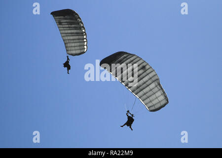 Army National Guard Soldaten vom 5. Bataillon, 19 Special Forces Group, steigen für eine Landung in großer Höhe hohe Eröffnung Ausbildung springen über Joint Forces, Los Alamitos, Kalifornien, Feb 22, 2018. Mitglieder aus Unternehmen in Kalifornien, Colorado und Utah National Guards, leitete mehrere Sprünge in der Woche auf einem neuen Fallschirm System zu trainieren. (U.S. Air National Guard Foto von älteren Flieger Crystal Housman) Stockfoto