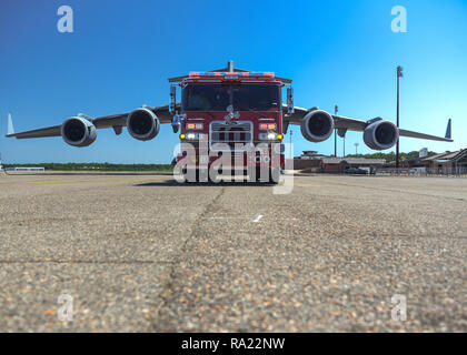 Ein North Charleston Feuerwehr Lkw sitzt vor einem C-17 Globemaster III auf der Flightline am Joint Base Charleston, S.C. Mai 2, 2018. Feuerwehrmänner von ncfd Station 10 Tourneen in die 628Th Squadron Bauingenieur Feuerwehr. Der Besuch profitieren sowohl JB Charleston und NCFD durch die Schaffung einer Linie der Kommunikation. Die Beziehung ebnet den Weg für eine mögliche Ausbildung Chancen und Zukunft koordinierte Antwort bemühen. Stockfoto