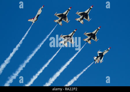 Mitglieder der Thunderbirds, die U.S. Air Force Demonstration Geschwader von der Nellis Air Force Base, Nevada, führen Sie in Ihren F-16 Jets über dem Pazifischen Ozean Oktober 19, 2018, während des großen pazifischen Airshow in Huntington Beach, Kalifornien. Die Thunderbirds inszeniert an der nahe gelegenen Joint Forces Training Basis für ihre Auftritte am dreitägigen Air Show. (U.S. Air National Guard Foto von älteren Flieger Crystal Housman) Stockfoto