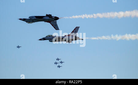 Mitglieder der Thunderbirds, die U.S. Air Force Demonstration Geschwader von der Nellis Air Force Base, Nevada, führen Sie in Ihren F-16 Jets über dem Pazifischen Ozean Oktober 19, 2018, während des großen pazifischen Airshow in Huntington Beach, Kalifornien. Die Thunderbirds inszeniert an der nahe gelegenen Joint Forces Training Basis für ihre Auftritte am dreitägigen Air Show. (U.S. Air National Guard Foto von älteren Flieger Crystal Housman) Stockfoto