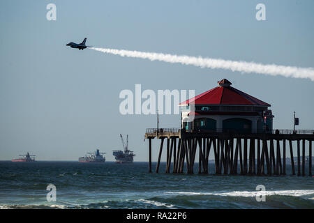 Us Air Force Maj Whit Collins fliegt Thunderbird 5, eine F-16 von der US Air Force Air Demonstration Geschwader von der Nellis Air Force Base, Nevada, über die Huntington Beach Pier, Oktober 19, 2018, während des großen pazifischen Airshow in Huntington Beach, Kalifornien. Die Thunderbirds inszeniert an der nahe gelegenen Joint Forces Training Basis für ihre Auftritte am dreitägigen Air Show. (U.S. Air National Guard Foto von älteren Flieger Crystal Housman) Stockfoto