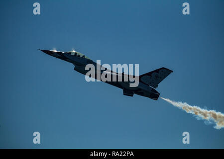 Us Air Force Maj Whit Collins fliegt Thunderbird 5, eine F-16 von der US Air Force Air Demonstration Geschwader von der Nellis Air Force Base, Nevada, über dem Pazifischen Ozean Oktober 19, 2018, während des großen pazifischen Airshow in Huntington Beach, Kalifornien. Die Thunderbirds inszeniert an der nahe gelegenen Joint Forces Training Basis für ihre Auftritte am dreitägigen Air Show. (U.S. Air National Guard Foto von älteren Flieger Crystal Housman) Stockfoto