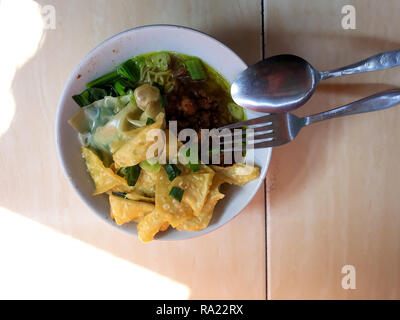 Indonesisches traditionelles Essen. Mie Ayam ist ein traditionelles Street Food Stockfoto