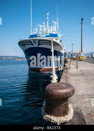 Nahaufnahme von einem Poller Liegeplatz ein Fischerboot im Hafen von Muros, Galizien, Spanien Stockfoto