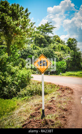 Von steilen Hügel Verkehrsschild/Warnung Schild bergauf in die Kurve am Straßenrand Landschaft Stockfoto