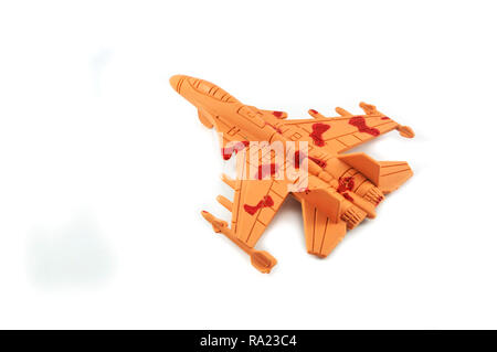 Fighter toy isoliert auf weißem Hintergrund/Militär Spielzeug Flugzeug orange Stockfoto