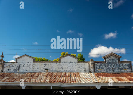 Dach Linie der alten Läden vor einem blauen Himmel und Wolken in ländlichen Victoria Australien Stockfoto