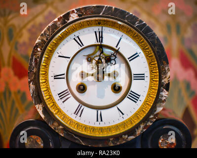 Closeup Clock retro mit römischen Zahl über Vintage Wallpaper Stockfoto