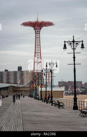 Coney Island Boardwalk mit hohen Vintage Fahrgeschäft im Hintergrund Stockfoto