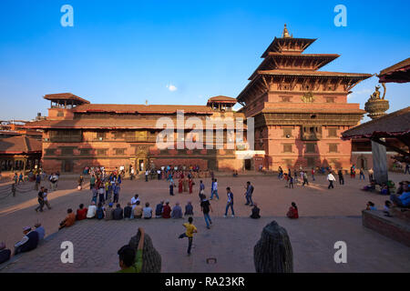 Am späten Nachmittag den Königlichen Palast, Durbar Square, Patan (Lalitpur), Tal von Kathmandu, Nepal, mit vielen lokalen Leute vor versammelten Stockfoto