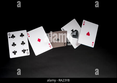 Flying Karten auf einem dunklen Hintergrund - poker Quads Stockfoto