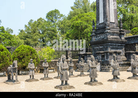 Grab von Khai Dinh, guardian Statuen, Hue, Vietnam Stockfoto