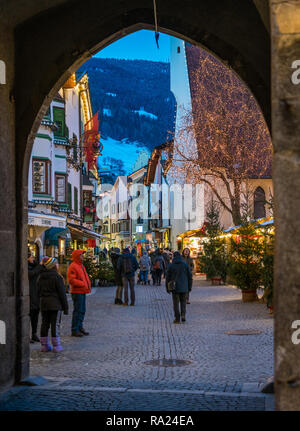 Sterzing zur Weihnachtszeit am Abend. Trentino Alto Adige, Italien. Stockfoto