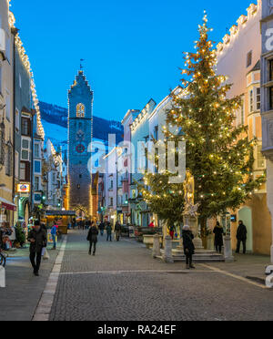 Sterzing zur Weihnachtszeit am Abend. Trentino Alto Adige, Italien. Stockfoto