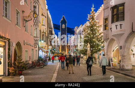 Sterzing zur Weihnachtszeit am Abend. Trentino Alto Adige, Italien. Stockfoto