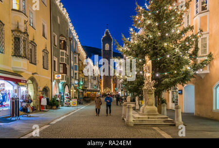 Sterzing zur Weihnachtszeit am Abend. Trentino Alto Adige, Italien. Stockfoto