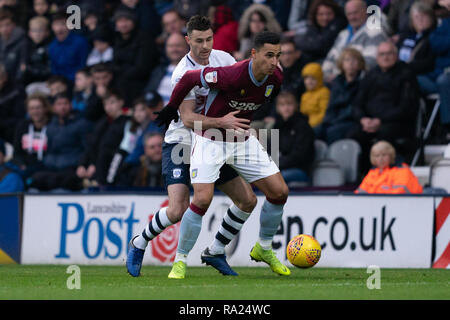 Aston Villa Anwar El Ghazi unter Druck von Preston North End von Paul Gallagher 29 Dezember 2018 Deepdale, Preston, England; Sky Bet Meisterschaft, Preston North End vs Aston Villa; Credit: Terry Donnelly/News Bilder der Englischen Football League Bilder unterliegen DataCo Lizenz Stockfoto