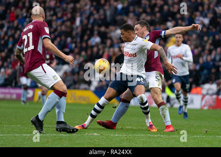 Preston North End Lukas Nmecha unter Druck von Aston Villa James Chester (c) 29. Dezember 2018 Deepdale, Preston, England; Sky Bet Meisterschaft, Preston North End vs Aston Villa; Credit: Terry Donnelly/News Bilder der Englischen Football League Bilder unterliegen DataCo Lizenz Stockfoto