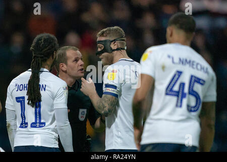 Schiedsrichter Geoff Eltringham spricht mit Preston North End von Daniel Johnson und sein Kapitän Tom Clarke 29 Dezember 2018 Deepdale, Preston, England; Sky Bet Meisterschaft, Preston North End vs Aston Villa; Credit: Terry Donnelly/News Bilder der Englischen Football League Bilder unterliegen DataCo Lizenz Stockfoto