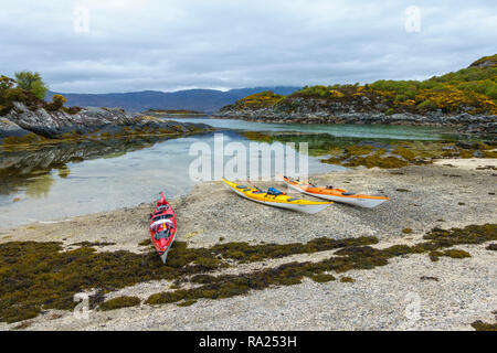 Kajakfahren auf dem Loch Carron in der Nähe von Plockton, Highlands, Schottland Stockfoto