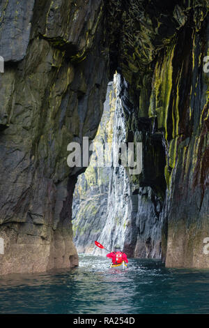 Die Erkundung der natürlichen Höhlen und Bögen, in der Nähe von Staffin, Kajakfahren im Meer rund um die Insel Skye, Schottland Stockfoto