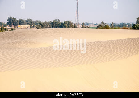 Eine Stadt in hinter der Düne im Thal Wüste Stockfoto