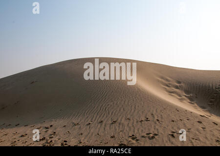 Fußabdrücke auf den Sanddünen in der Wüste Sahara Stockfoto