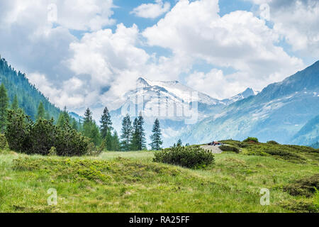 Alpine Valley mit Berg gipfeln in der Ferne in Italien an einem bewölkten Tag Stockfoto