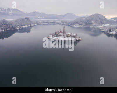 Luftaufnahme des Sees Bled mit St. Marys Kirche Mariä Himmelfahrt auf der kleinen Insel Bled, Slowenien, Europa Stockfoto