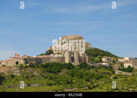 Castillo de Morella, auf einem Hügel oberhalb der mittelalterlichen ummauerten Stadt Morella, Castellon, Comunidad Valencia, Spanien Stockfoto