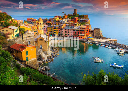 Fantastisches Panorama von Vernazza, erstaunlich bunten mittelalterlichen Gebäuden und Fischerboote im Hafen bei Sonnenuntergang, der Nationalpark der Cinque Terre, Ligurien, Italien, Stockfoto