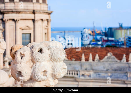 Kuppeln der Kathedrale die hl. Agatha gewidmet. Der Blick auf die Stadt Catania, Sizilien, Italien Stockfoto