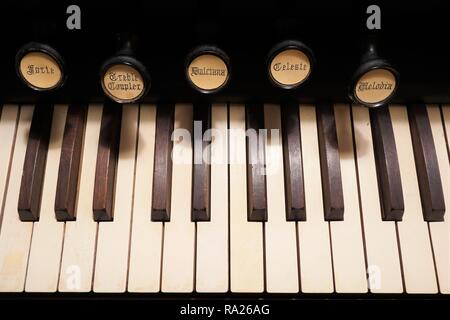 In der Nähe der Schlüssel und hält einer alten Pump Organ Stockfoto