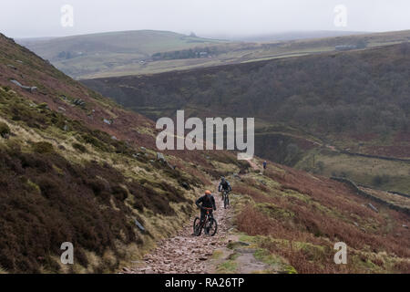 Off-road-Biker an den drei Shires Kopf, dem Punkt, wo Cheshire und Staffordshire und Derbyshire erfüllen. Der größte Teil des Landes wird zum Trocknen Wetter in das neue Jahr zu begrüßen behandelt werden, entsprechend einer Met Office Meteorologe. Stockfoto