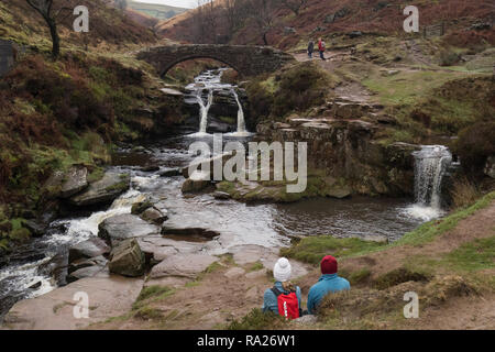 Walker bei den Drei Shires Kopf, dem Punkt, wo Cheshire und Staffordshire und Derbyshire erfüllen. Stockfoto