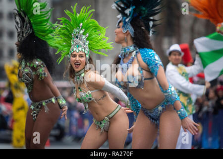 Mitglieder von der London School of Samba durchführen, Trafalgar Square, London, während eine Vorschau Veranstaltung für Day Parade 2019 zum Neuen Jahr. Stockfoto