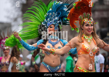 Mitglieder von der London School of Samba durchführen, Trafalgar Square, London, während eine Vorschau Veranstaltung für Day Parade 2019 zum Neuen Jahr. Stockfoto