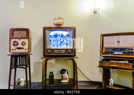 Haspel zu Haspel player, Schwarz/Weiß-Fernseher und ein altes Medium/Long Wave Radio in ein Wohnzimmer aus den 50er Jahren. Stockfoto