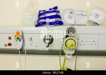 Bed Head Unit in einem Krankenhaus mit einem Sauger Vakuum Manometer, Sauerstoffversorgung und Krankenschwestern call Bell. Stockfoto