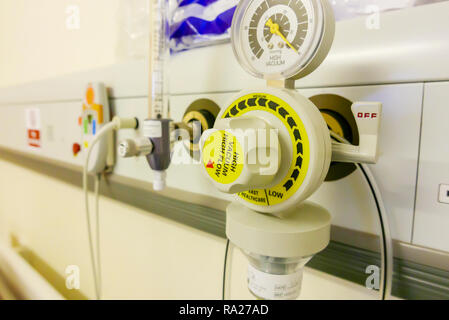 Bed Head Unit in einem Krankenhaus mit einem Sauger Vakuum Manometer, Sauerstoffversorgung und Krankenschwestern call Bell. Stockfoto